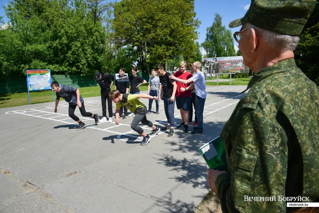 28.05.2020. Бобруйск, Могилевская область. Будущие призывники потренировались на полосе препятствий.