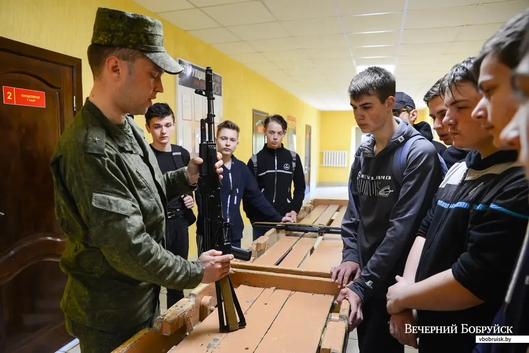 28.05.2020. Бобруйск, Могилевская область. Будущим призывникам дали возможность попрактиковаться в разборке и сборке автомата.