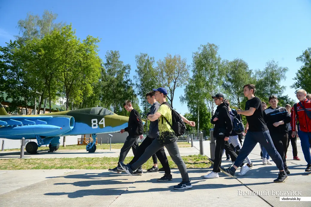 28.05.2020. Бобруйск, Могилевская область. Учащиеся Бобруйского государственного лесотехнического колледжа в расположении 83-го отдельного ордена Красной Звезды