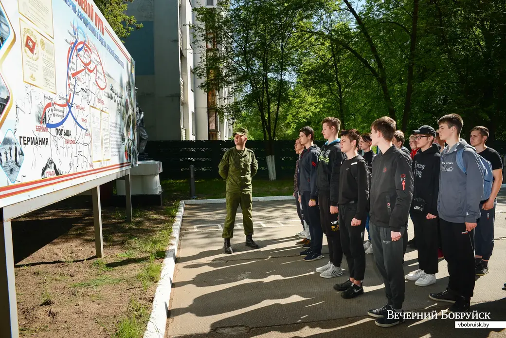 28.05.2020. Бобруйск, Могилевская область. Учащиеся Бобруйского государственного лесотехнического колледжа в расположении 83-го отдельного ордена Красной Звезды