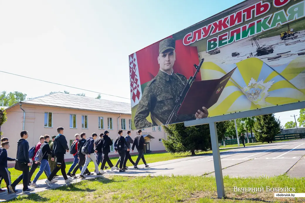 28.05.2020. Бобруйск, Могилевская область. Учащиеся Бобруйского государственного лесотехнического колледжа в расположении 83-го отдельного ордена Красной Звезды