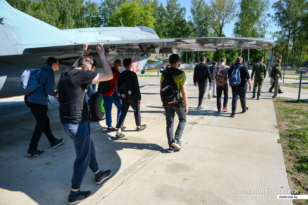 28.05.2020. Бобруйск, Могилевская область. Учащиеся Бобруйского государственного лесотехнического колледжа побывали на уроке допризывной подготовки в расположении 83-го
