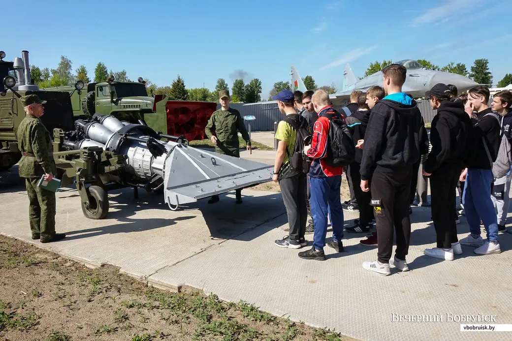 28.05.2020. Бобруйск, Могилевская область. Учащиеся Бобруйского государственного лесотехнического колледжа на уроке допризывной подготовки в расположении 83-го