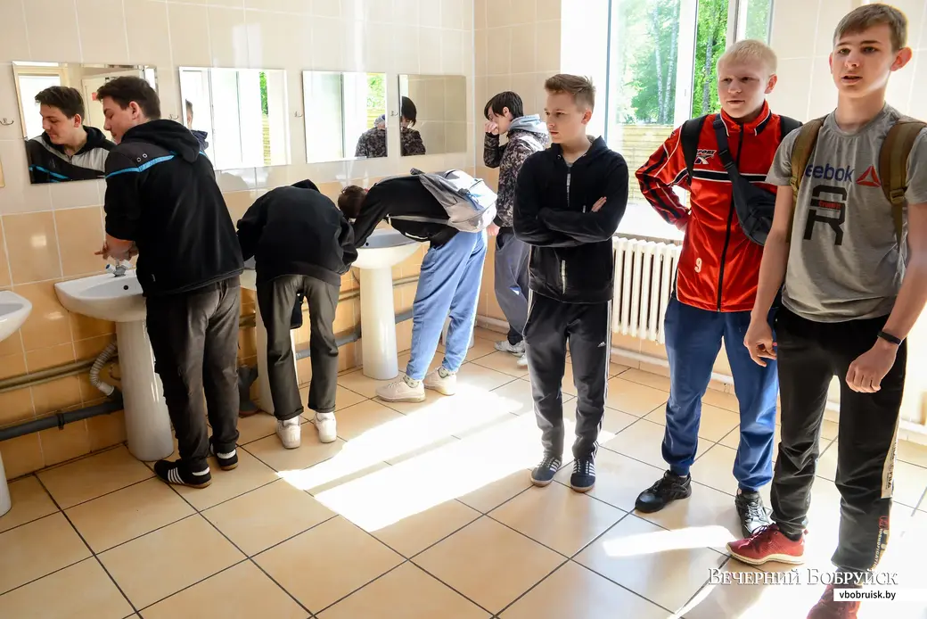 28.05.2020. Бобруйск, Могилевская область. Учащиеся Бобруйского государственного лесотехнического колледжа в расположении 83-го отдельного ордена Красной Звезды