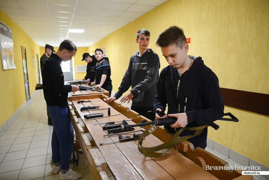 28.05.2020. Бобруйск, Могилевская область. Будущим призывникам дали возможность попрактиковаться в разборке и сборке автомата.