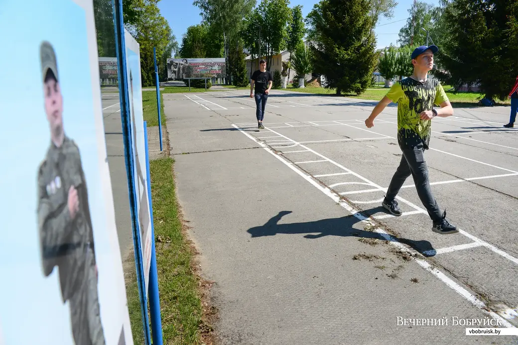 28.05.2020. Бобруйск, Могилевская область. Учащиеся Бобруйского государственного лесотехнического колледжа в расположении 83-го отдельного ордена Красной Звезды