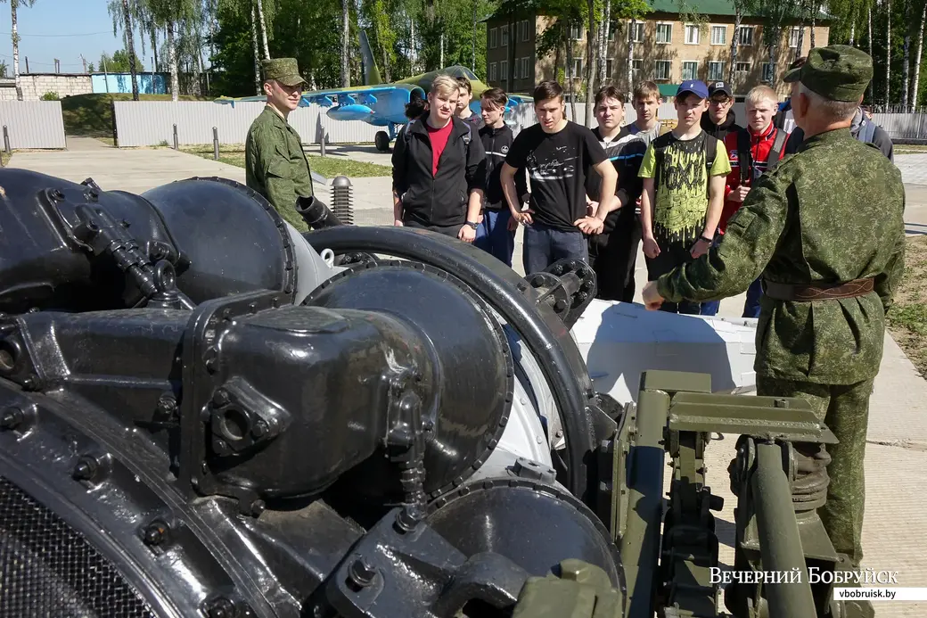 28.05.2020. Бобруйск, Могилевская область. Учащиеся Бобруйского государственного лесотехнического колледжа на уроке допризывной подготовки в расположении 83-го