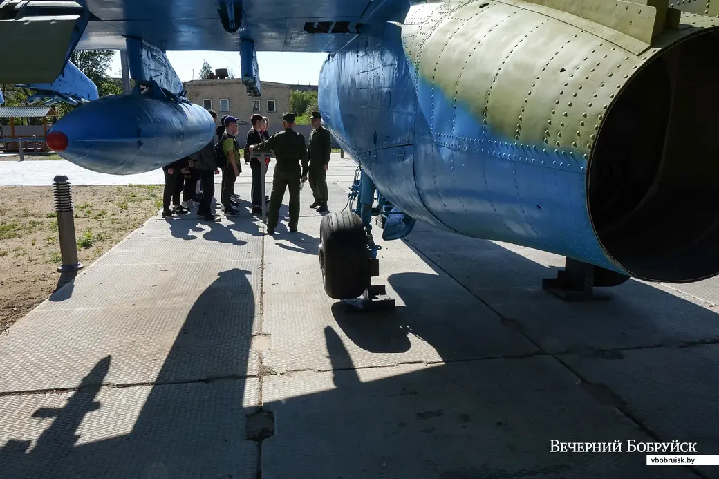 28.05.2020. Бобруйск, Могилевская область. Учащиеся Бобруйского государственного лесотехнического колледжа на уроке допризывной подготовки в расположении 83-го