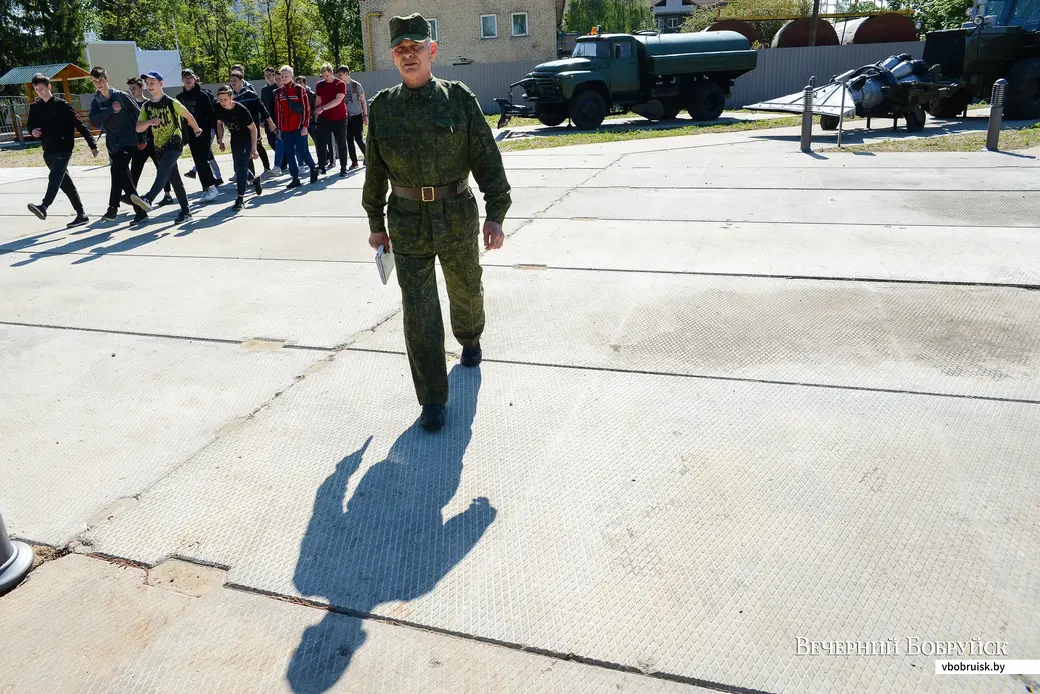 28.05.2020. Бобруйск, Могилевская область. Учащиеся Бобруйского государственного лесотехнического колледжа побывали на уроке допризывной подготовки в расположении 83-го
