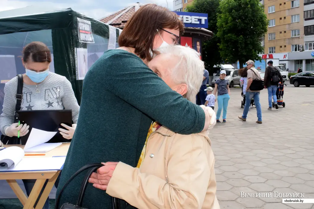 6.06.2020, Бобруйск. Сбор подписей за выдвижение кандидатами в президенты. Ольга Ковалькова с поддержавшей её бобруйчанкой.