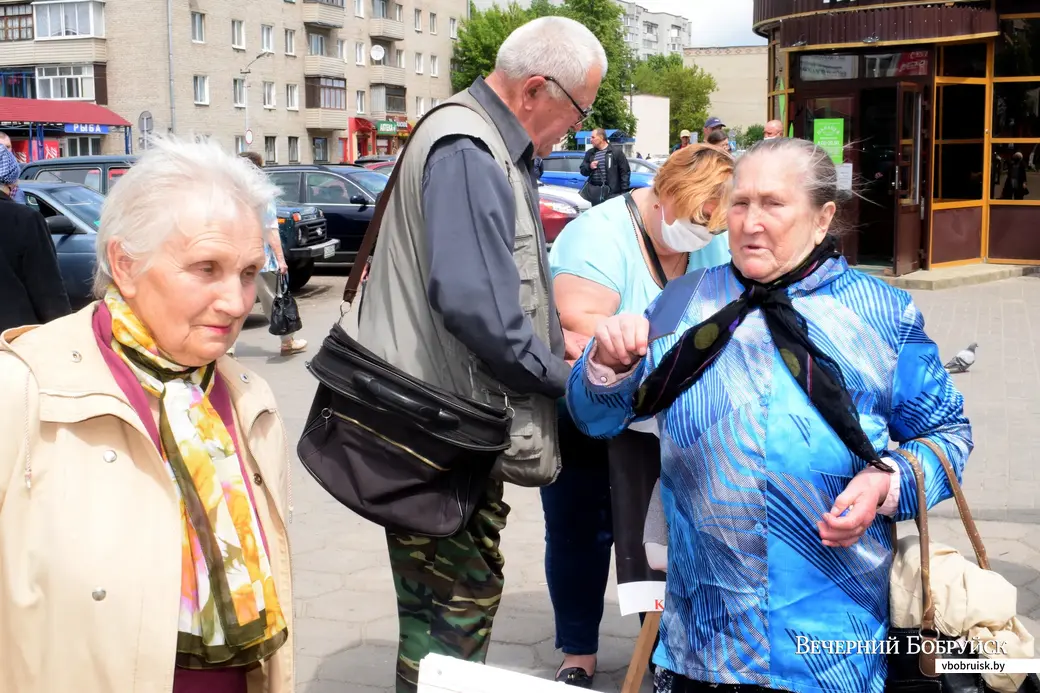 6.06.2020, Бобруйск. Сбор подписей за выдвижение кандидатами в президенты на углу Минской и Октябрьской.