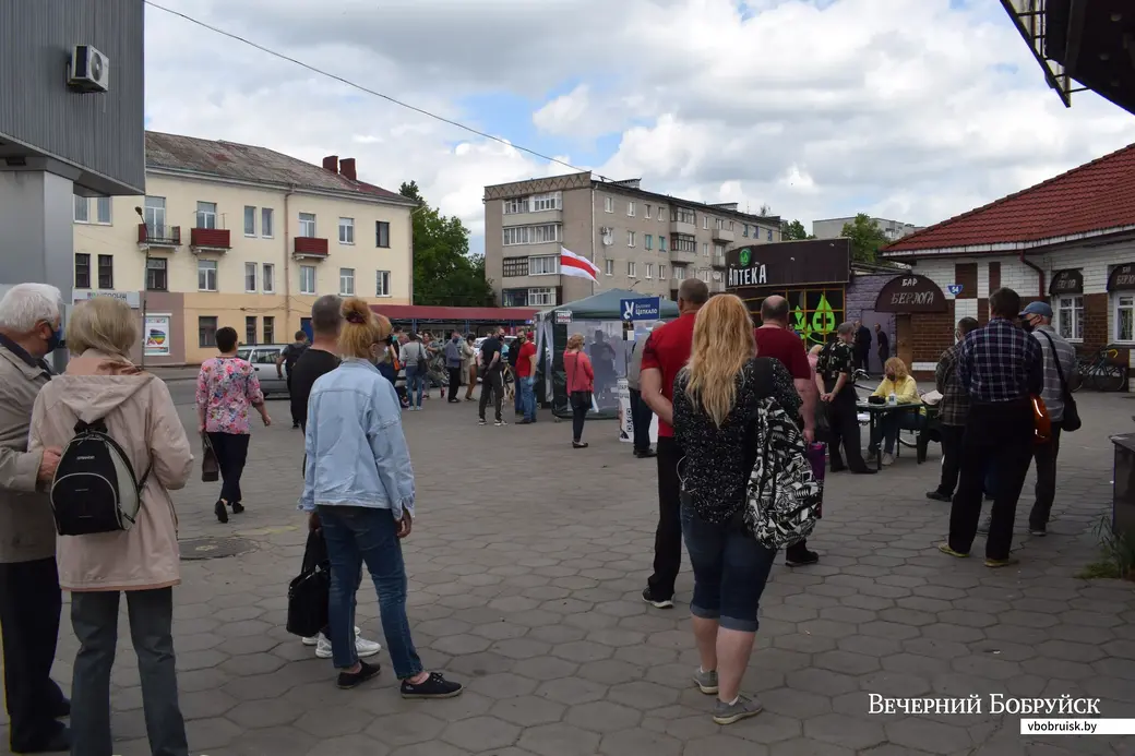 6.06.2020, Бобруйск. Сбор подписей за выдвижение кандидатами в президенты на углу Минской и Октябрьской.