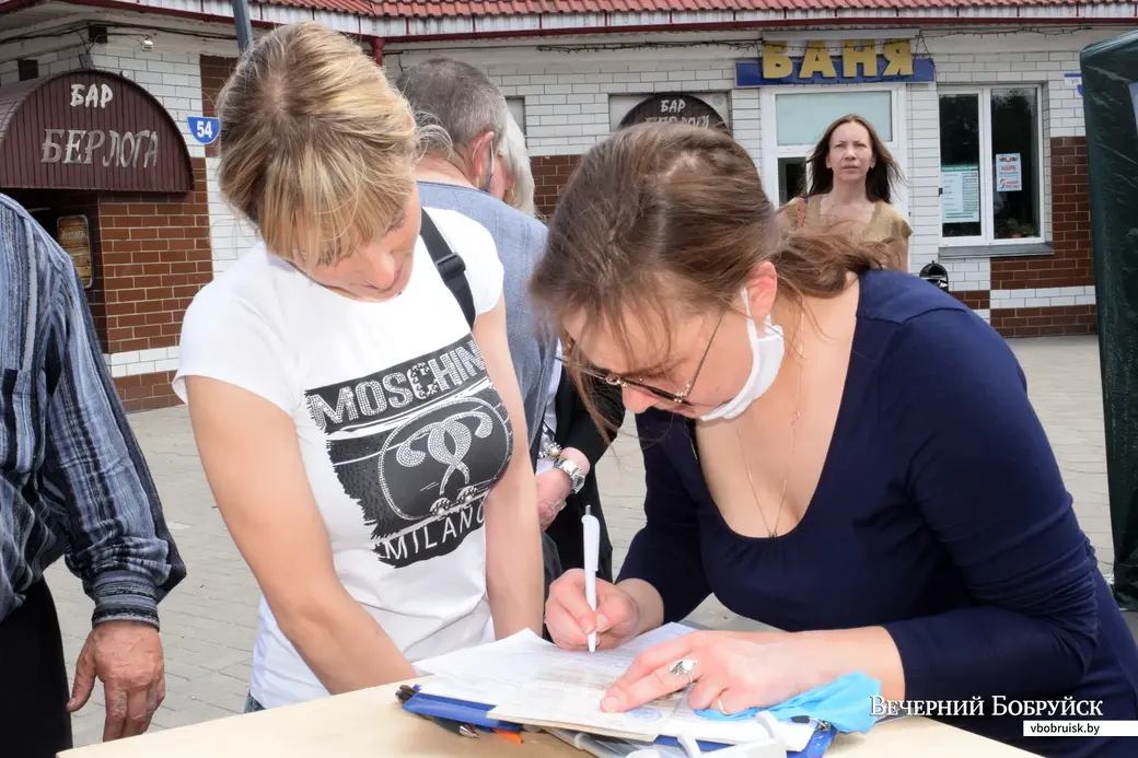 6.06.2020, Бобруйск. Анна Канопацкая собирает подписи за выдвижение кандидатами в президенты.