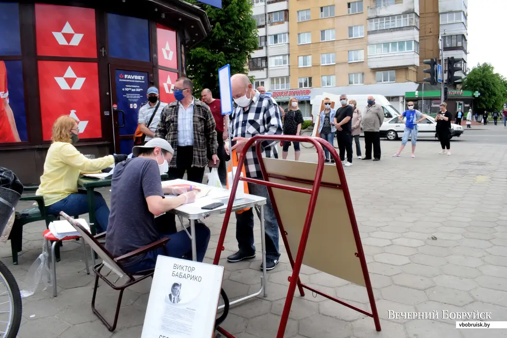 6.06.2020, Бобруйск. Сбор подписей за выдвижение кандидатами в президенты на углу Минской и Октябрьской.