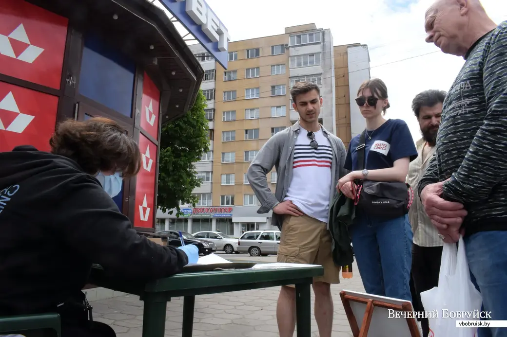 6.06.2020, Бобруйск. Сбор подписей за выдвижение кандидатами в президенты на углу Минской и Октябрьской.