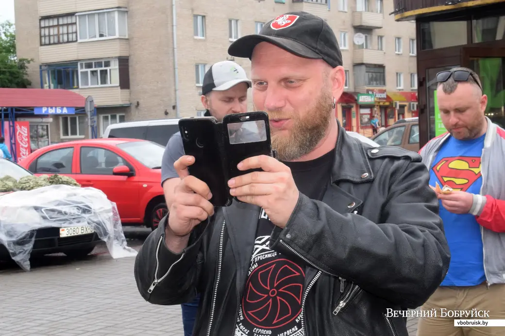 7.06.2020. Бобруйск. Алесь Таболич ведет стрим со сбора подписей.