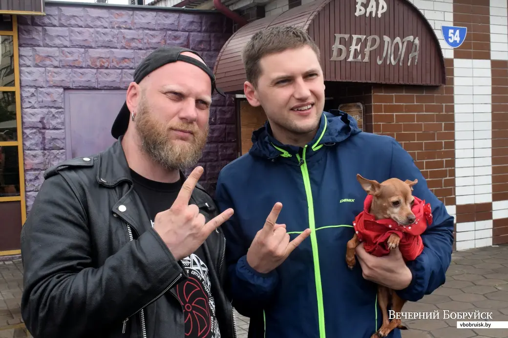 7.06.2020. Бобруйск. Сбор подписей за потенциальных кандидатов в президенты. Алесь Таболич (слева) с бобруйчанином.