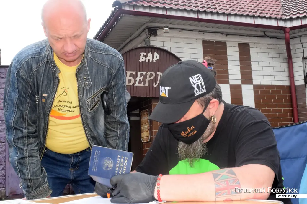 7.06.2020. Бобруйск. Сергей Гурло (слева) подписался за Таболича. Александр Помидоров собирает подписи.