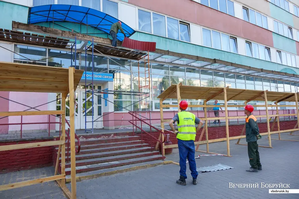 08.06.2020. Бобруйск, Могилевская область. Ремонт фасада Дома Связи