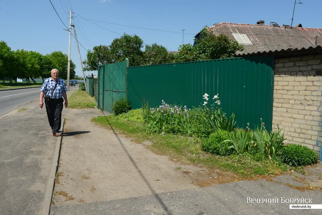 10.06.2020. Бобруйск. Николай Григорьевич Зозуля, племянник красноармейца Василия Шлыка, у дома на улице Береговой, где проживала его семья во время войны.