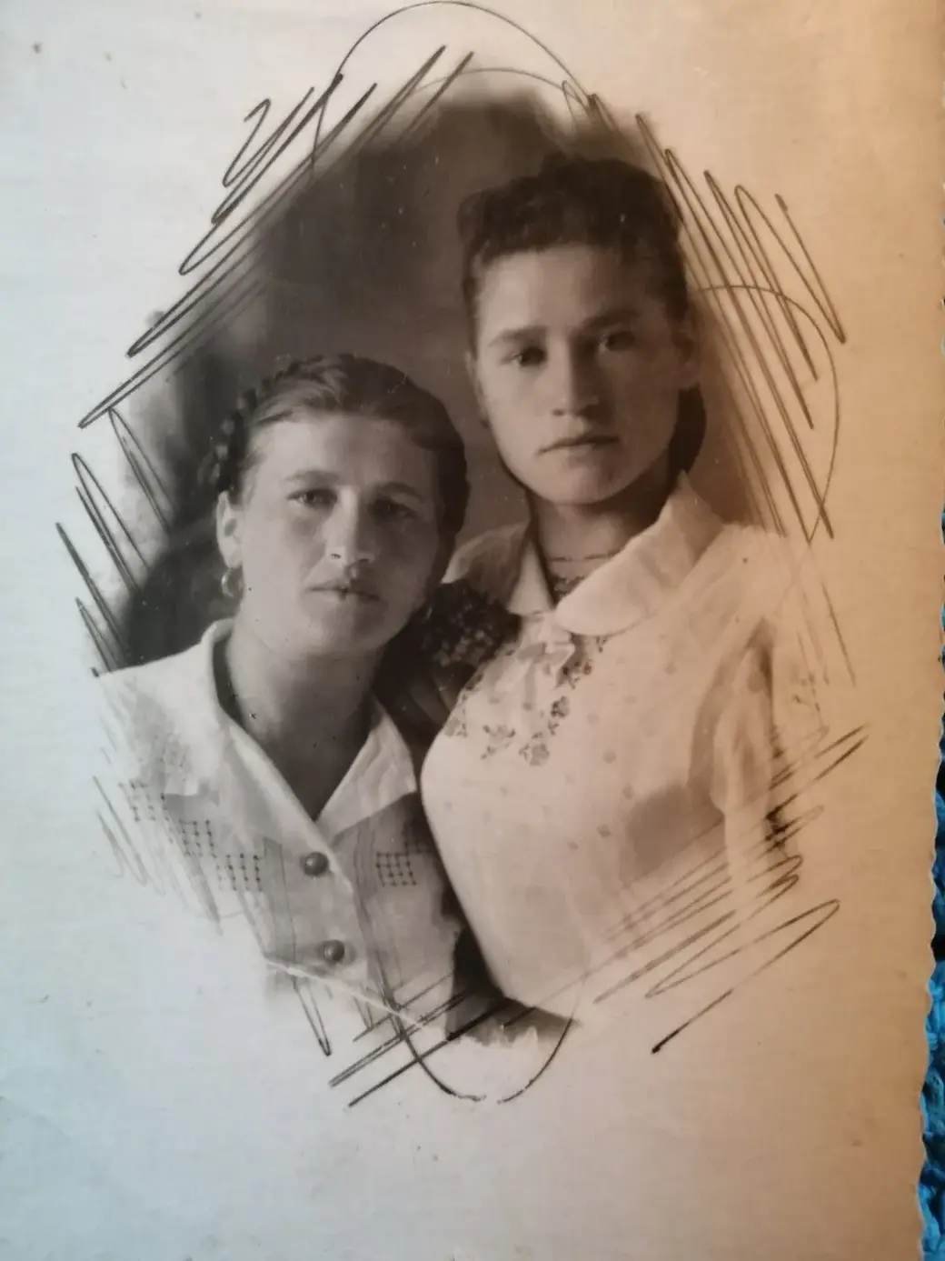 Примерно 1953 год. Мария Якимовна Голуб (слева) с подругой. Кофточки на них - работа Марии Голуб.