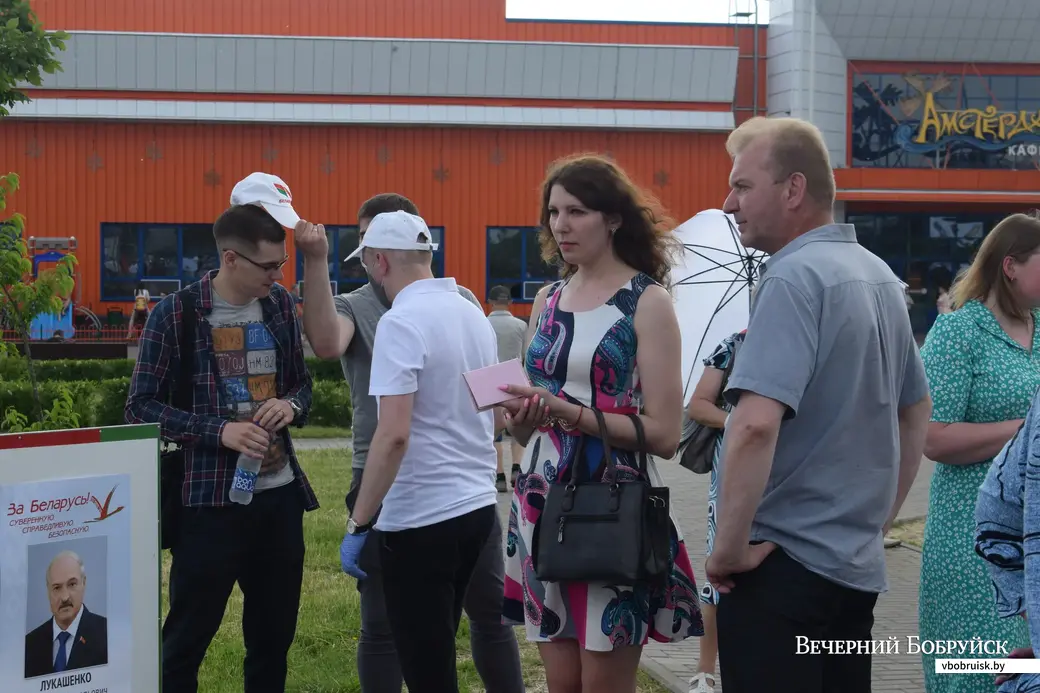 16.06.2020. Бобруйск. Молодежный парк. Пикет по сбору подписей в поддержку А. Г. Лукашенко.