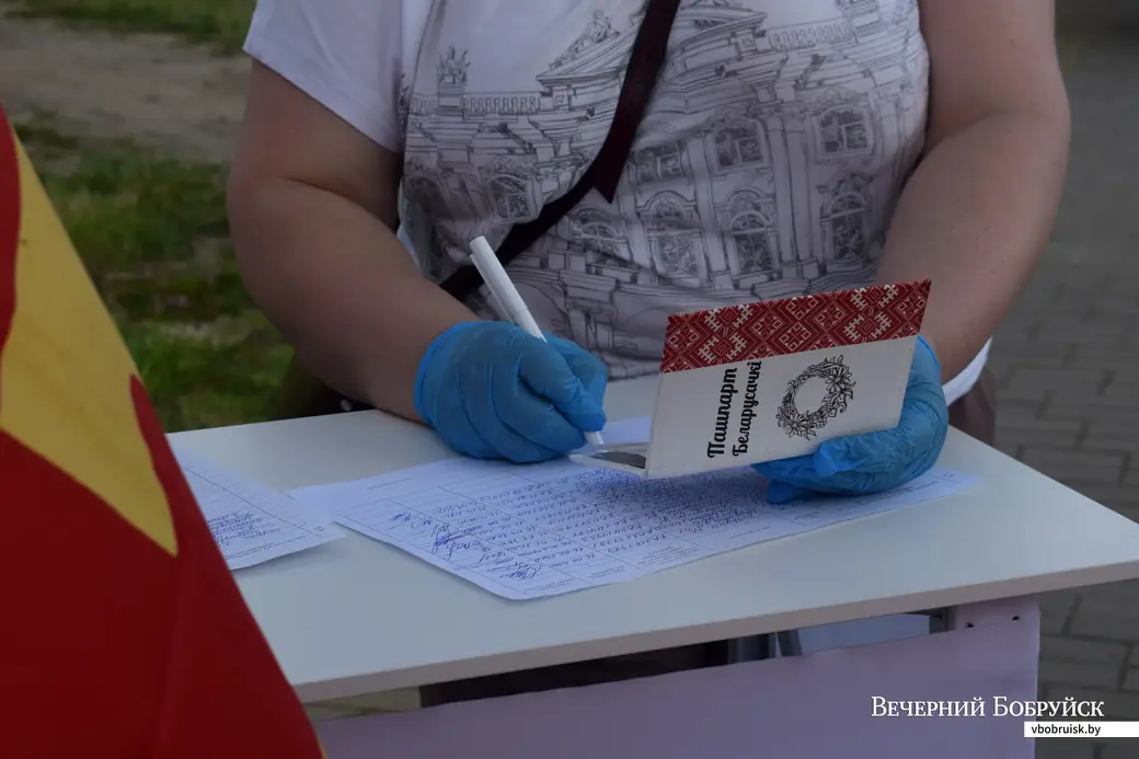 16.06.2020. Бобруйск. Молодежный парк. Пикет по сбору подписей в поддержку А. Г. Лукашенко.