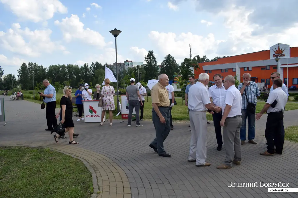 16.06.2020. Бобруйск. Молодежный парк. Пикет по сбору подписей в поддержку А. Г. Лукашенко.