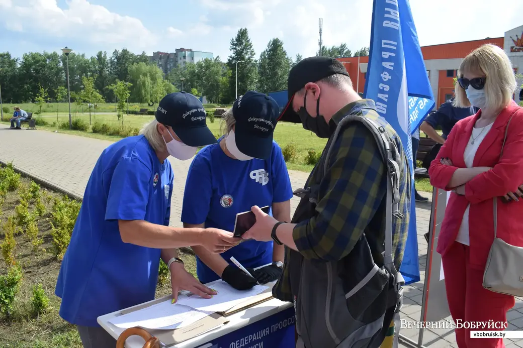16.06.2020. Бобруйск. Молодежный парк. Пикет по сбору подписей в поддержку А. Г. Лукашенко.