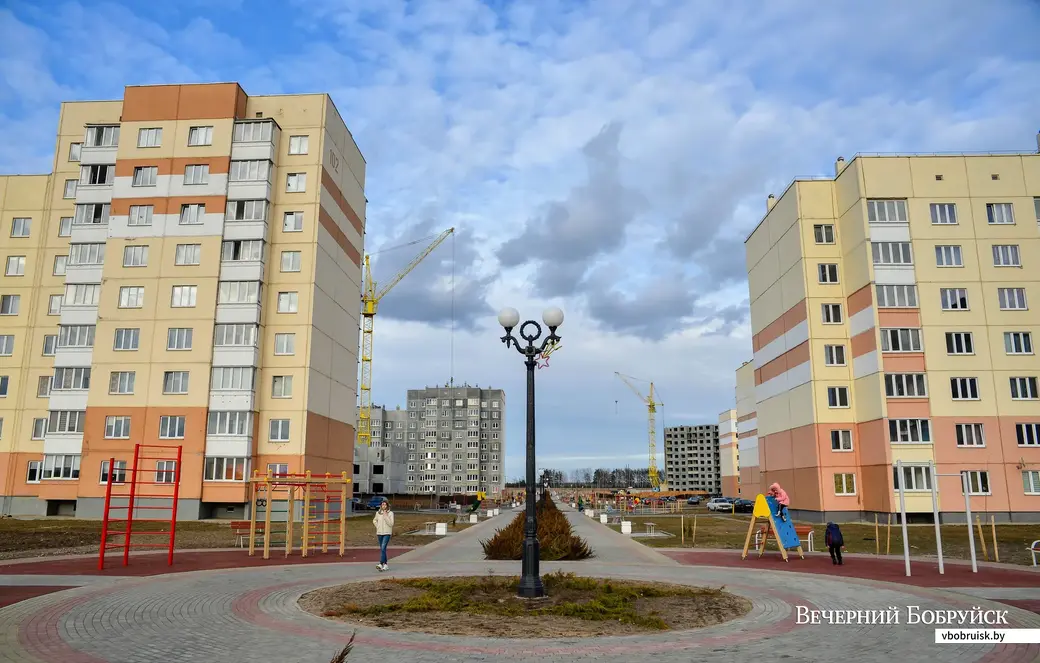 Микрорайон №7 Бобруйска, центральная аллея. Фото из редакционного архива.