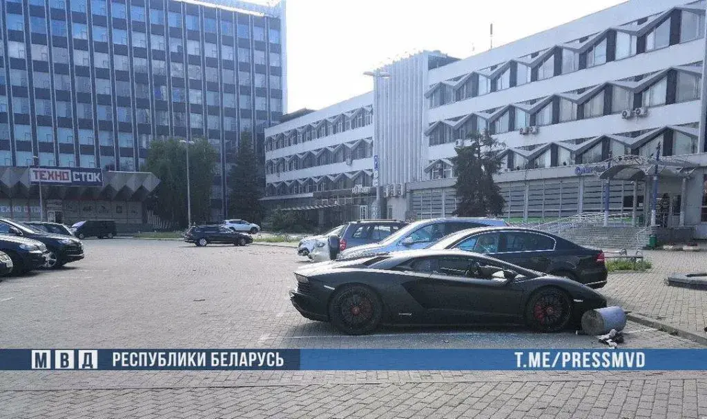 В Минске пьяный россиянин помочился на Lamborghini и разбил мусоркой стекла.