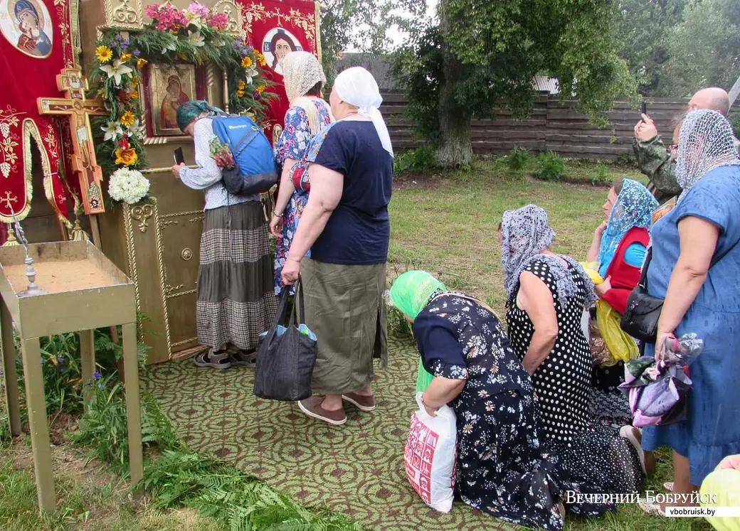 Верующие у иконы Божией Матери «Горбацевичская».