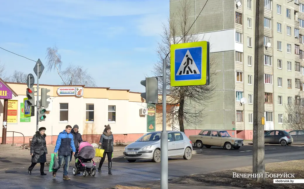 То самый магазин «Кірмаш» на перекрестке Ванцетти с Парковой, где в 90-е продавали «отличные моченые яблоки».