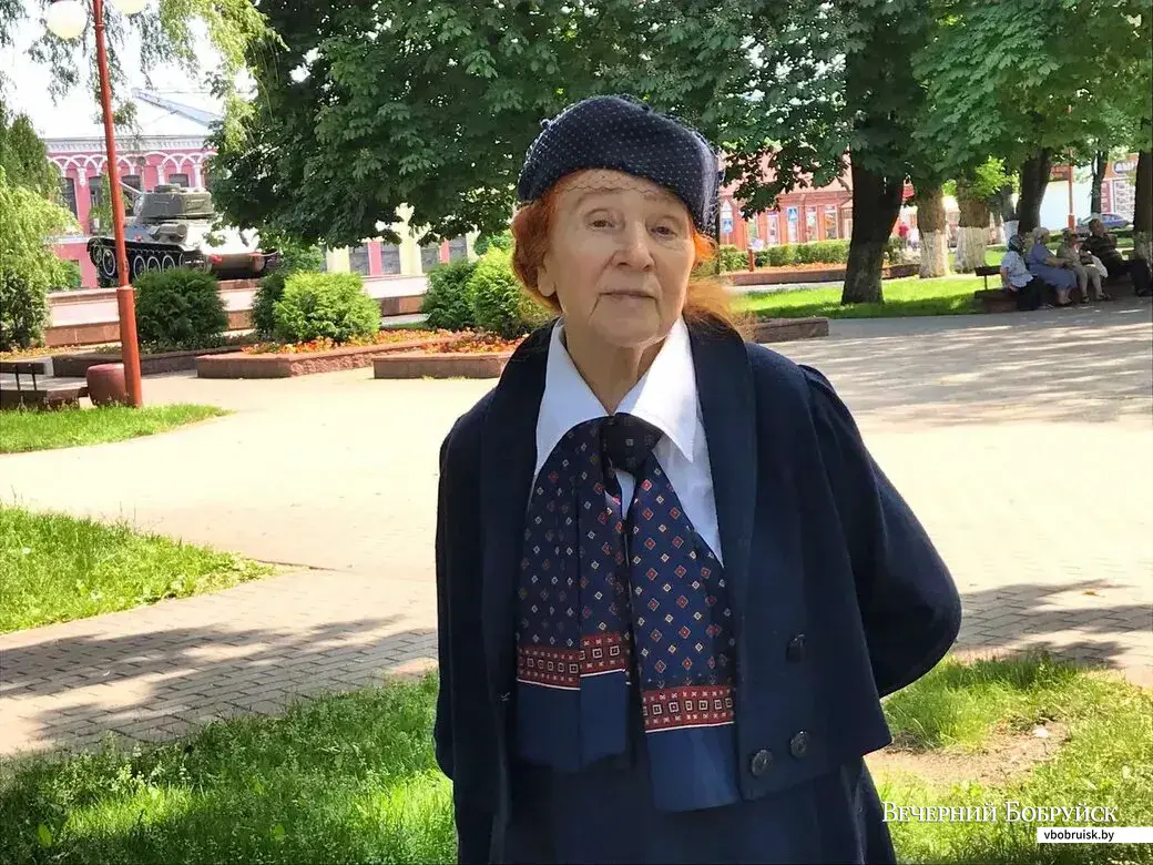 Надежда Никитична Былынка сегодня, в экстерьере площади Победы. Фото: Евгения ВИННИК