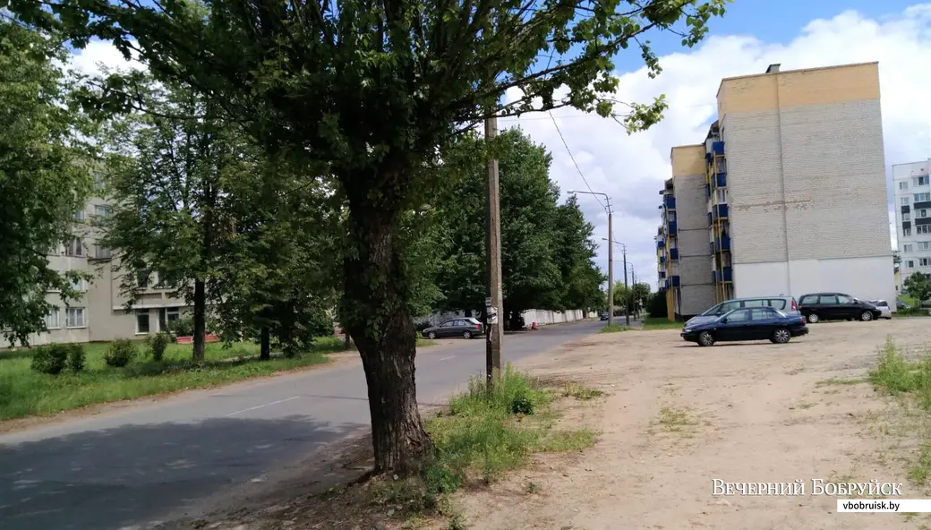 Начало улицы Ванцетти, вид на общежитие обувной фабрики и дом №1.