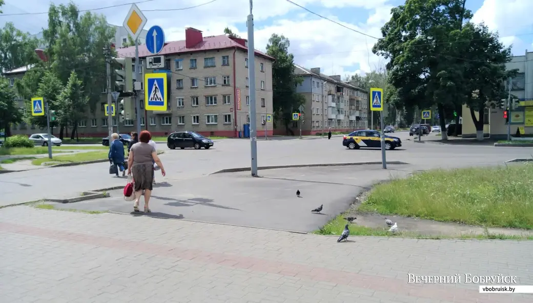 Перекресток Ванцетти и Парковой, вид на дома Авиагородка (и между ними – бывший лаз на его территорию).