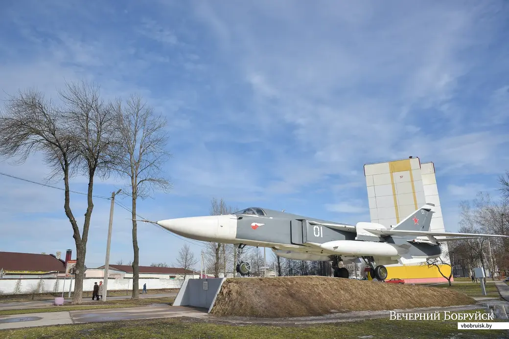 Ул. Ванцетти в Бобруйске. Памятник воинам-авиаторам – Су-24, установленный в 2016 году.