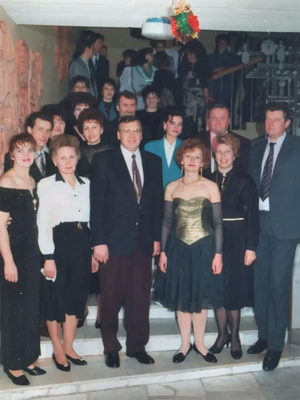 Новый год в «Белой Руси». Елена Окунева в золотисто-черном платье из лоскутков.