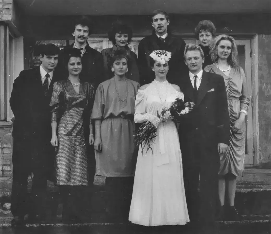 1989 год. Свадьба. Подруга Елены Окуневой в парчовом платье, которая сшила Елена (вторая слева).