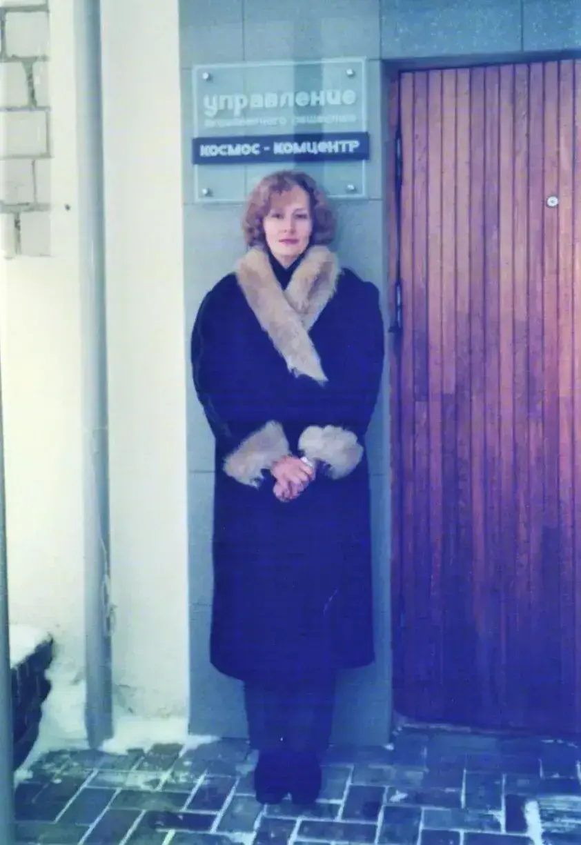 1995 год. Елена Окунева в дубленке из романовских овец.