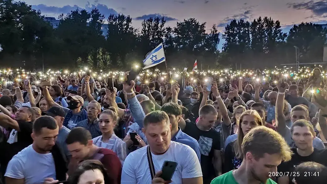 Участники митинга зажгли сотни фонариков на своих мобильных телефонах. Фото: Ирина Хамренко.