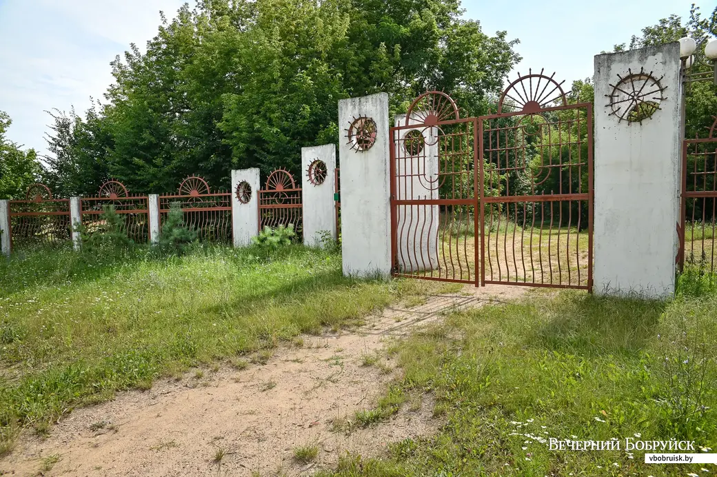 27.07.2020. Бобруйск. Один из входов в городской парк Бобруйска.