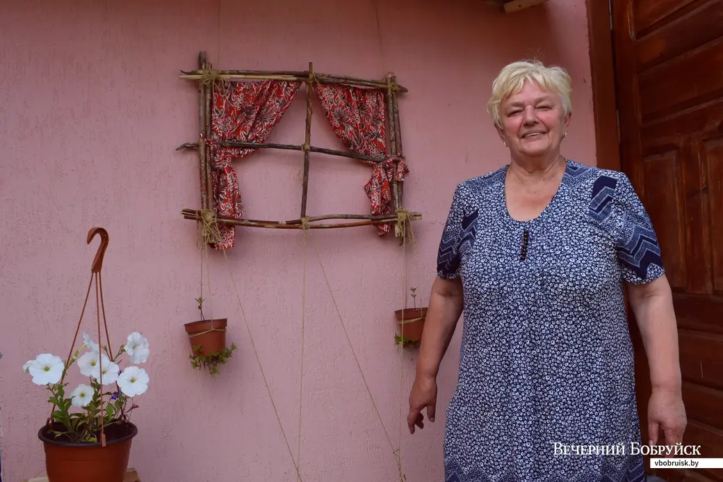 Елена Жуковская у себя на даче в деревне Татарка.
