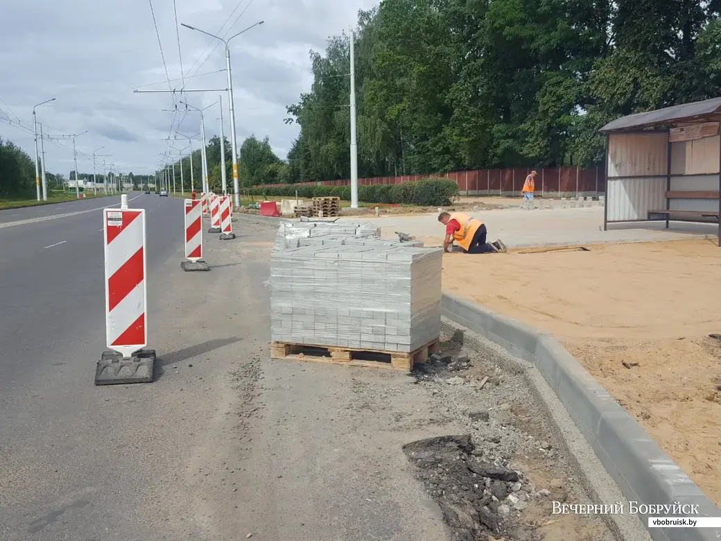 К остановке на Шинной пока не подойти. Только по песку или проезжей части. Но это временное явление.
