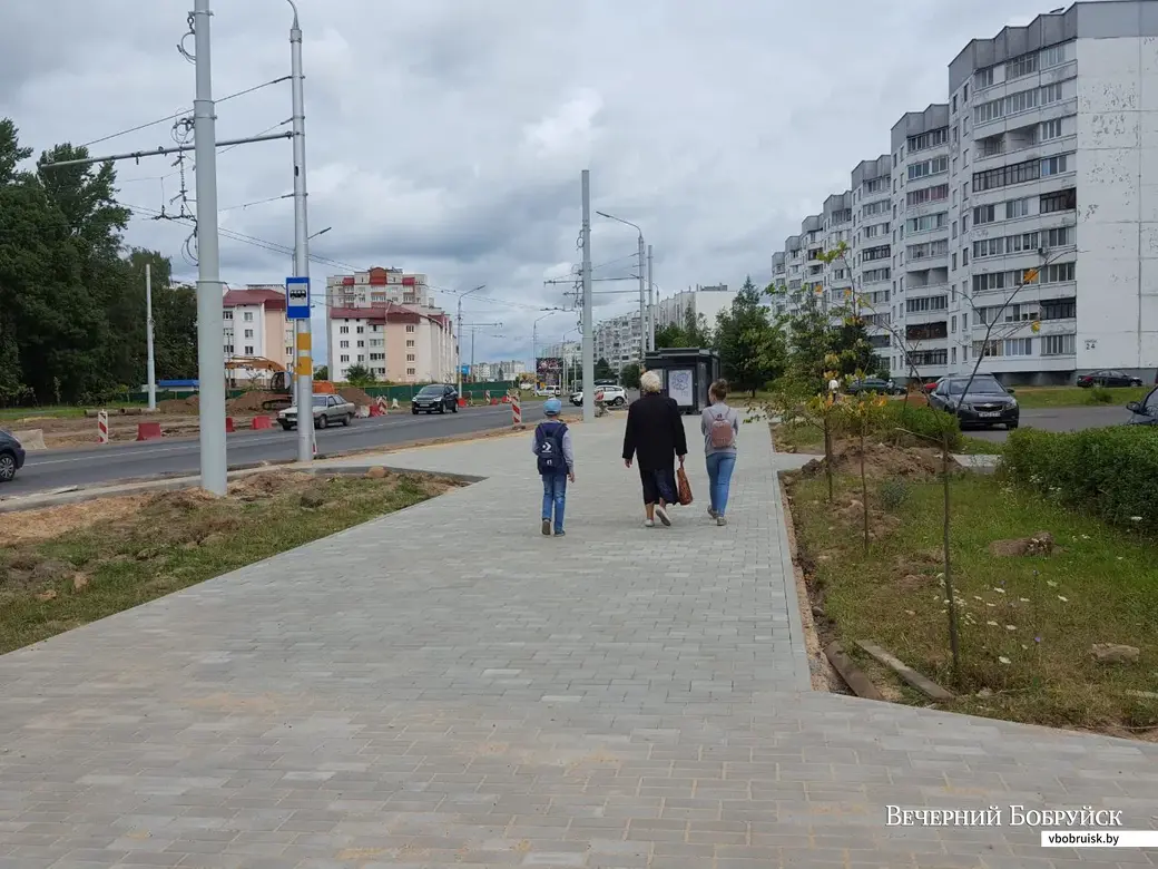 С правой стороны проспекта Строителей, возле остановки, уже можно ходить по новенькой плитке.