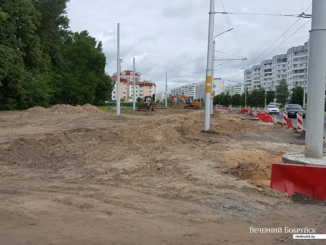 Существующий 200-метровый участок проспекта Строителей станет шире в два раза. Здесь будет три полосы по 3 метра 25 см. в обе стороны. Дорога