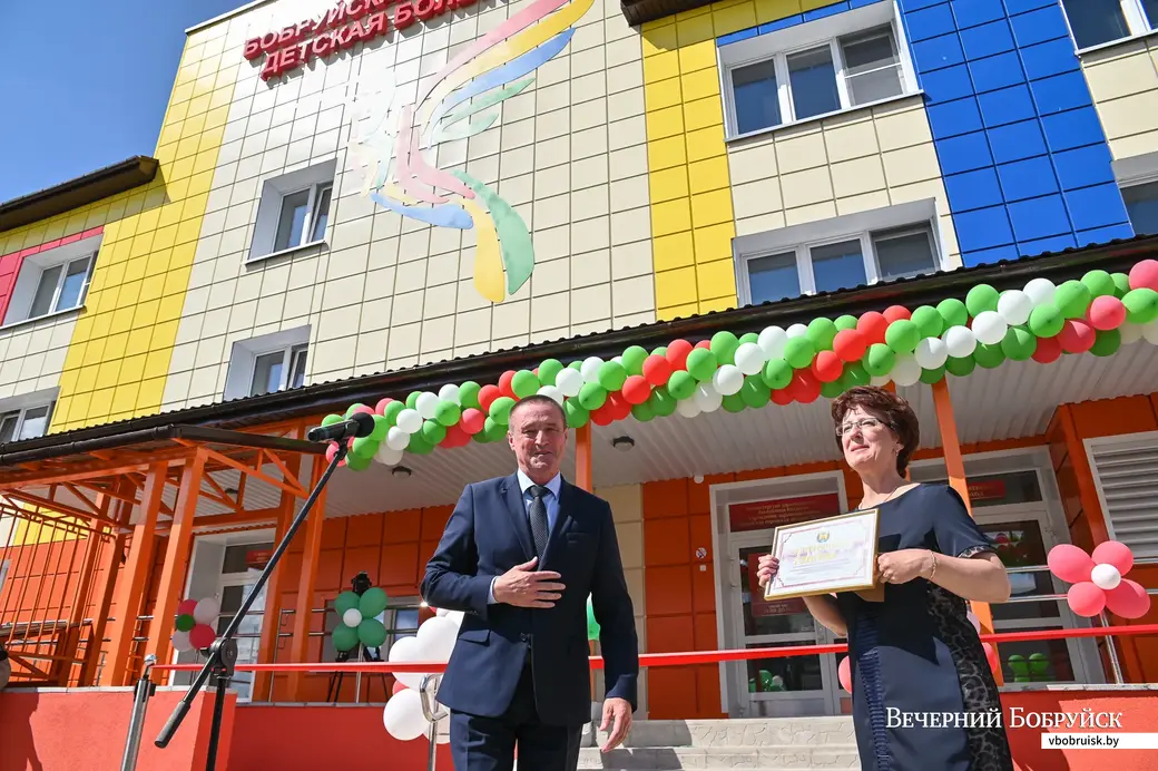 01.08.2020. Бобруйск. Торжественное открытие детской больницы после ремонта. Председатель Могилевского облисполкома Леонид Заяц вручает заместителю главного врача по