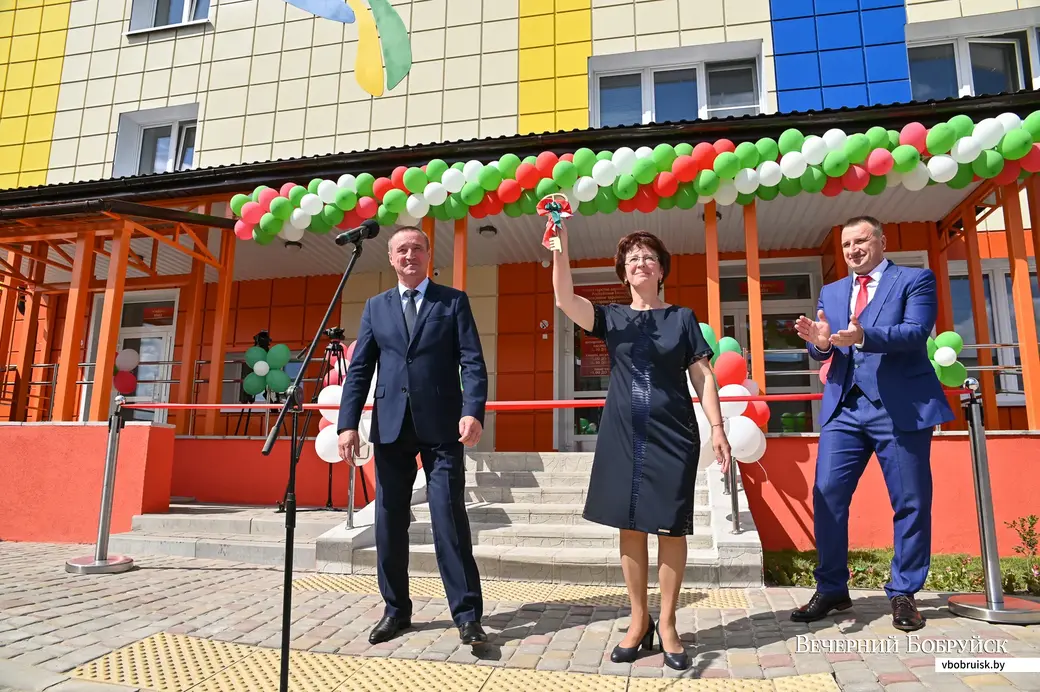 01.08.2020. Бобруйск. Торжественное открытие детской больницы после ремонта. Председатель Могилевского облисполкома Леонид Заяц (слева) вручает заместителю главного врача