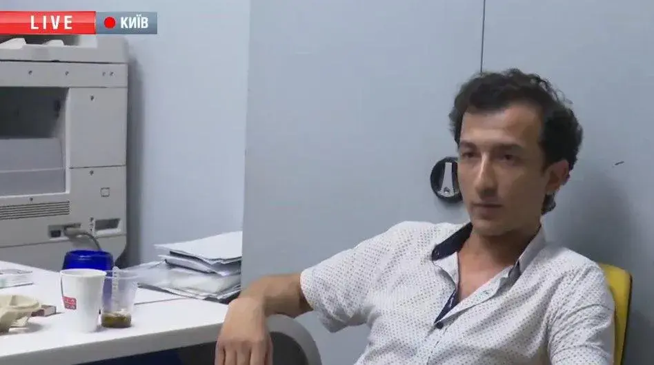 Журналистам удалось попасть в отделение банка и взять интервью у захватчика. Скриншот прямой трансляции