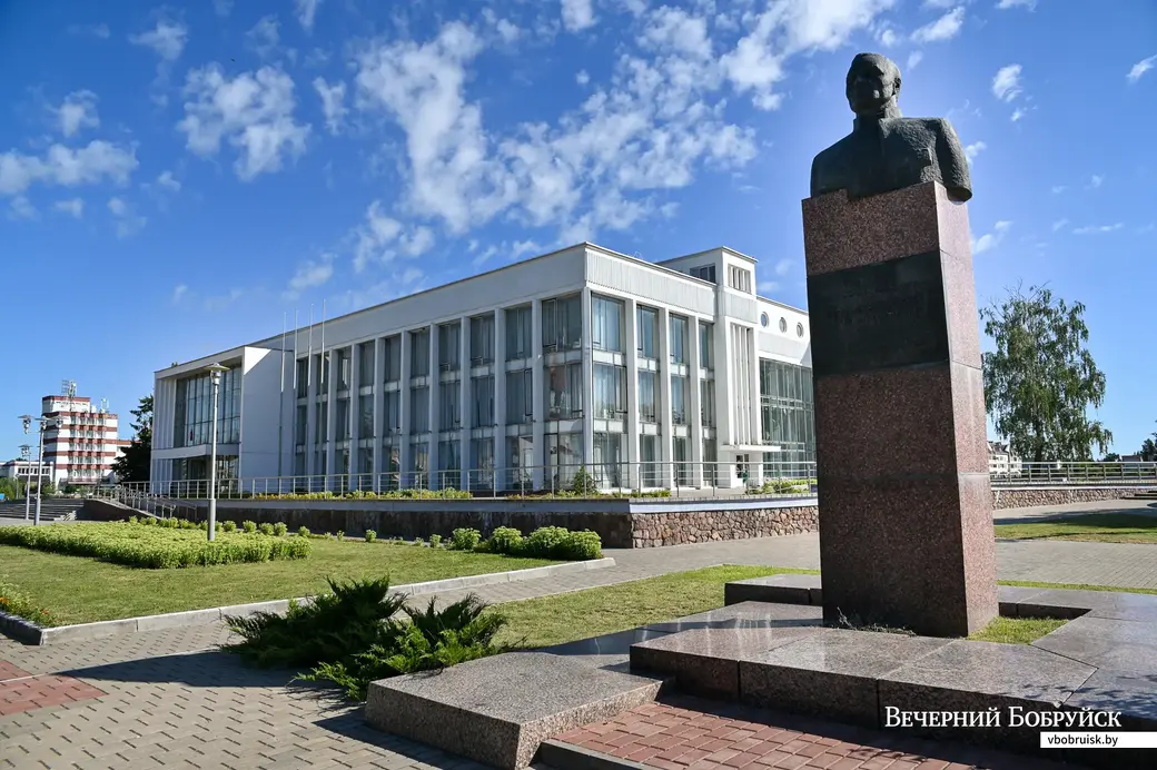 24.07.2020. Агрогородок Мышковичи Кировского района. У Дворца установлен бюст первого председателя